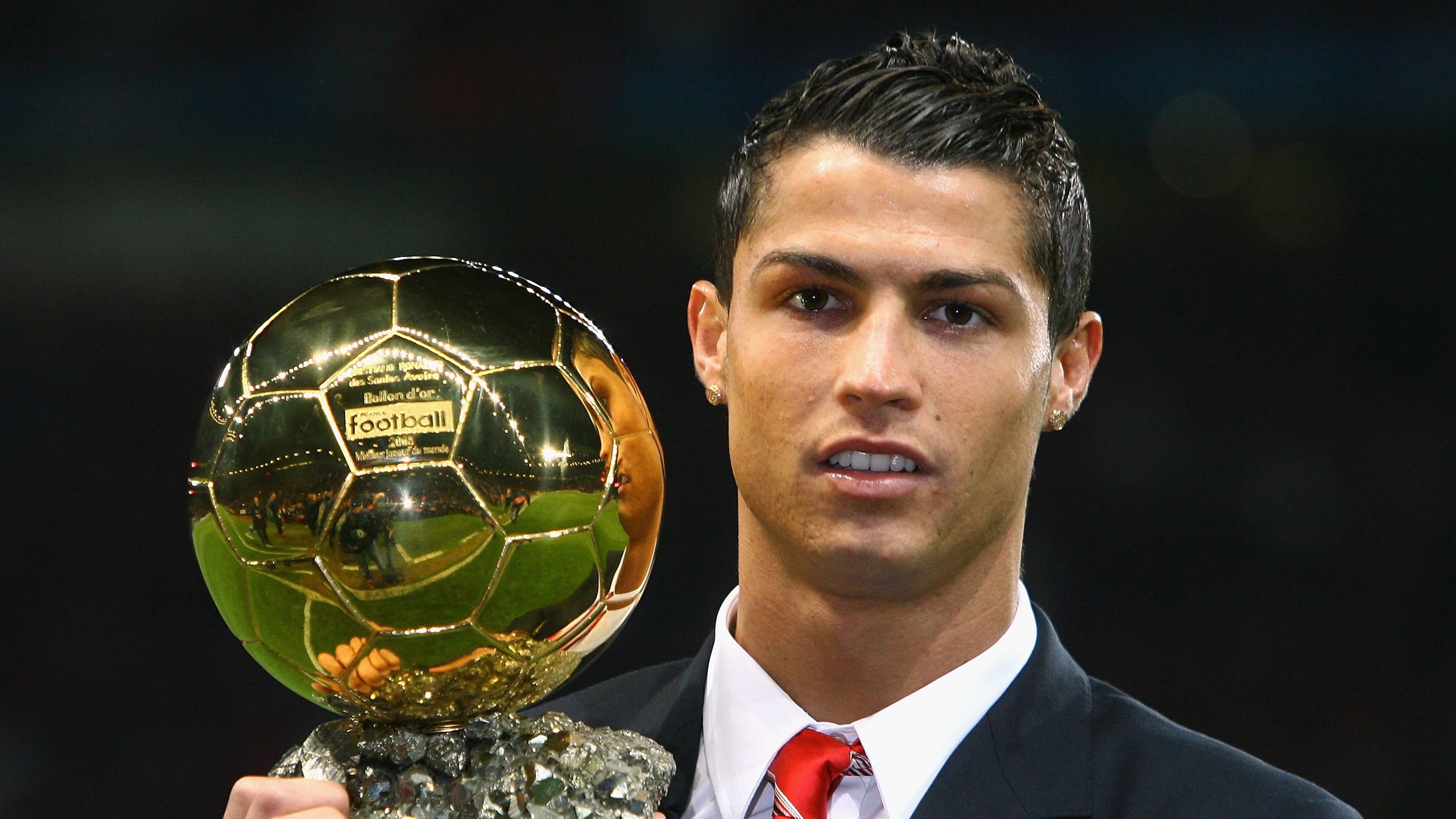 中国足球职业联赛推进球员场外行为规范，足球场人员