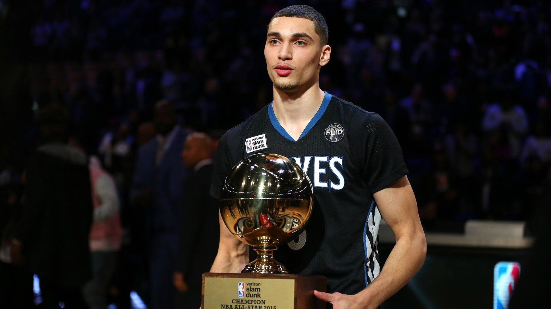 九游官网-詹姆斯封盖瞬间引爆全场欢呼，詹姆斯封盖集锦